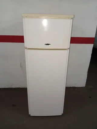 Nevera blanca con congelador