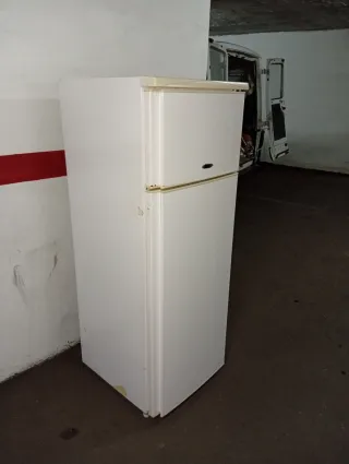 Nevera blanca con congelador