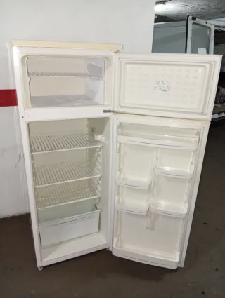 Nevera blanca con congelador
