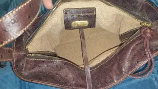 Bolso de piel marrón con monedero