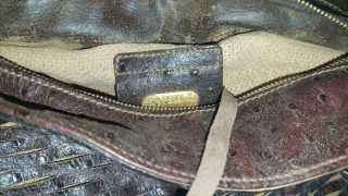 Bolso de piel marrón con monedero