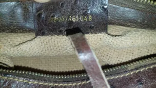 Bolso de piel marrón con monedero