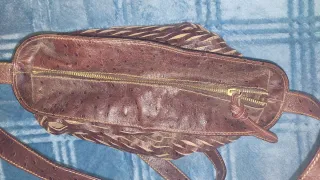 Bolso de piel marrón con monedero