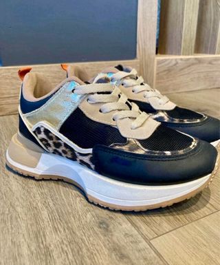 Zapatillas deportivas leopardo y dorado
