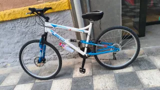 Bicicleta de montaña blanca y azul