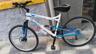 Bicicleta de montaña blanca y azul