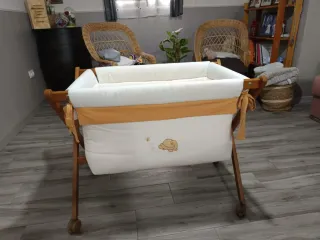 Cuna de madera para bebé