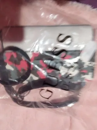 Bolso Guess Camuflaje Tachuelas Multicolor