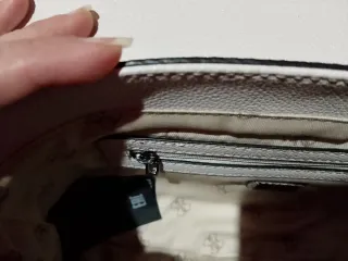 Bolso Guess Camuflaje Tachuelas Multicolor