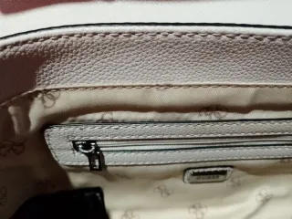 Bolso Guess Camuflaje Tachuelas Multicolor