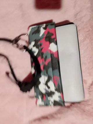 Bolso Guess Camuflaje Tachuelas Multicolor