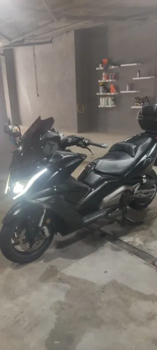 Kymco AK 550
