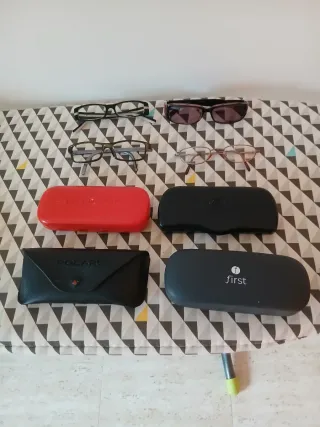 4 monturas y 4 estuches de gafas sin cristales