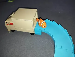 Camión Buscando a Dory con figuras