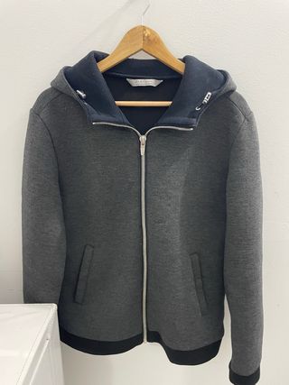 Chaqueta Zara gris con capucha Talla M