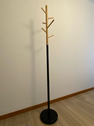 Perchero de pie bambú y metal negro