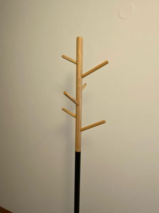 Perchero de pie bambú y metal negro