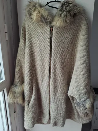 Abrigo beige con capucha y pelo