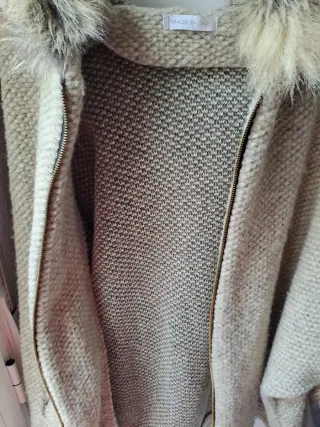 Abrigo beige con capucha y pelo