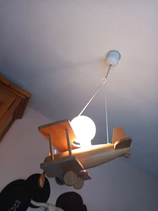 Lámpara de madera con forma de avión