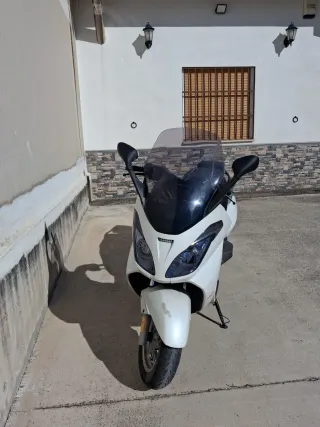 Moto Scooter Maxi Scooter Blanca Aprilia