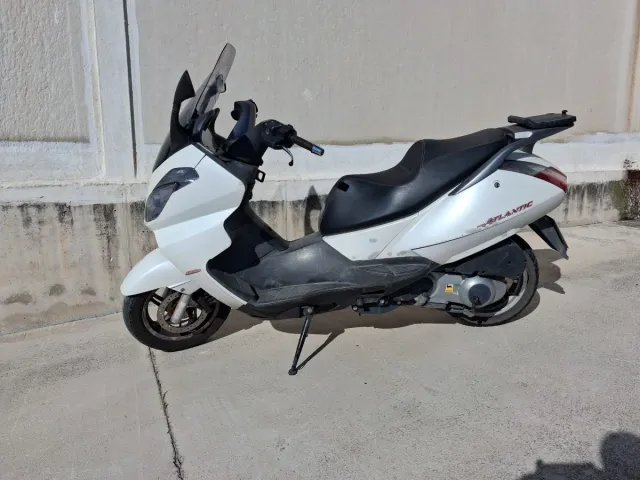 Moto Scooter Maxi Scooter Blanca Aprilia