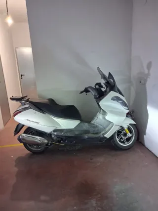 Moto Scooter Maxi Scooter Blanca Aprilia