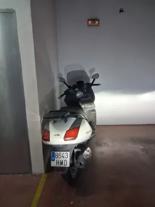 Moto Scooter Maxi Scooter Blanca Aprilia