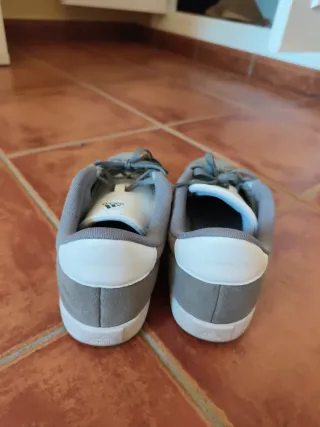 Tenis Adidas grises. Talla 40