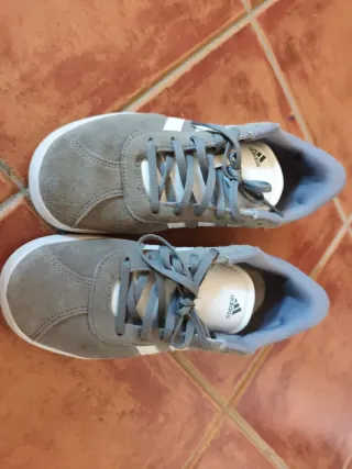 Tenis Adidas grises. Talla 40