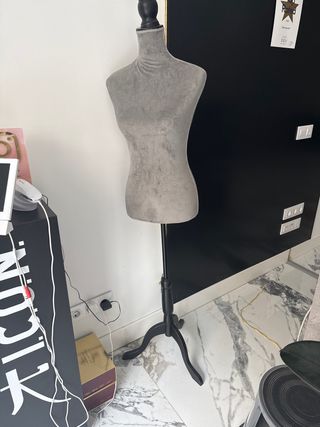Maniquí de costura gris