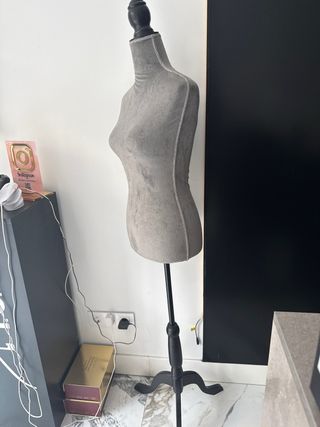 Maniquí de costura gris