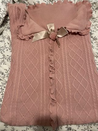 Saco bebé rosa tejido con lazo