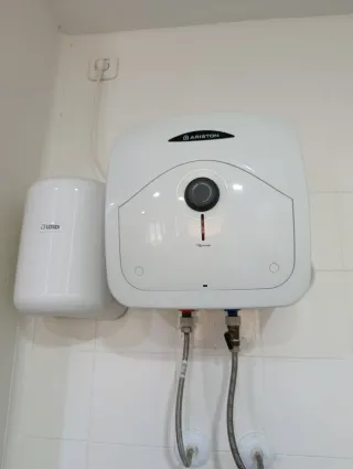 Calentador de agua Ariston blanco