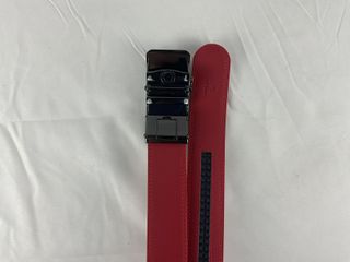 Cinturón de Piel Rojo con Hebilla Negra