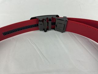 Cinturón de Piel Rojo con Hebilla Negra