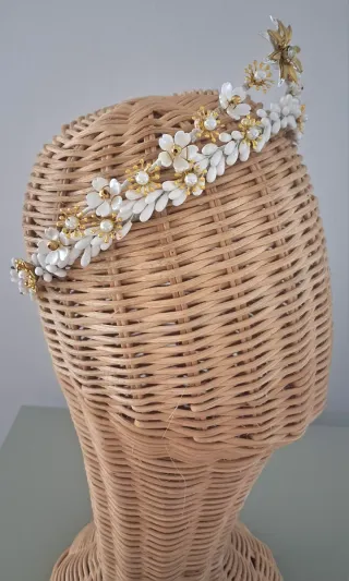 Tiara de novia dorada y blanca