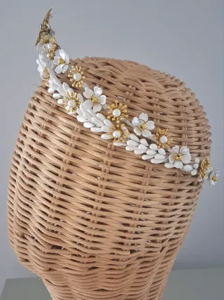 Tiara de novia dorada y blanca