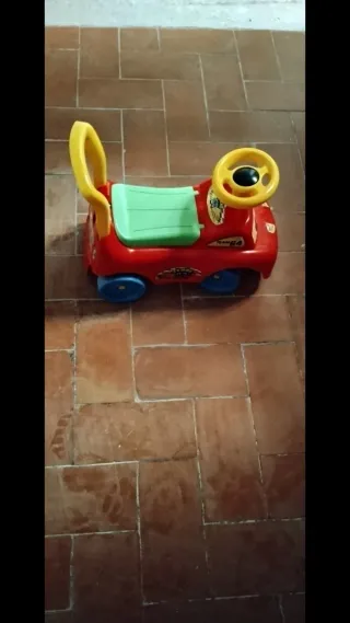 Cochecito infantil rojo y verde