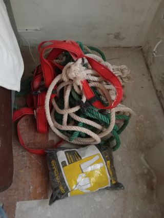 Arnés de seguridad con cuerdas y traje de agua