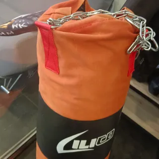 Saco de boxeo naranja con cadena