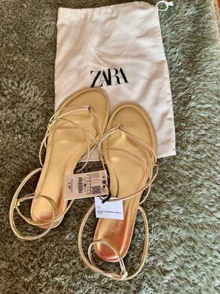 Sandalias Zara doradas planas tiras cruzadas