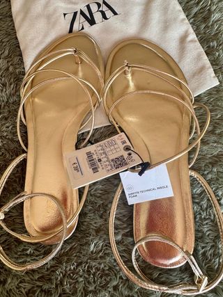Sandalias Zara doradas planas tiras cruzadas
