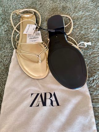 Sandalias Zara doradas planas tiras cruzadas