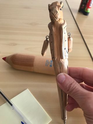 Bolígrafo de madera y estuche lapiz con 12 colores