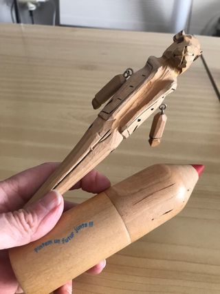 Bolígrafo de madera y estuche lapiz con 12 colores