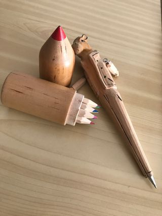 Bolígrafo de madera y estuche lapiz con 12 colores