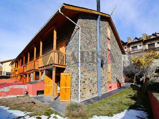 Casa adosada en venta en Puigcerdà