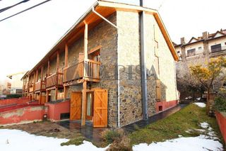 Casa adosada en venta en Puigcerdà