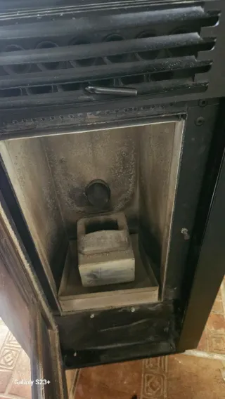 Estufa de pellets negra y roja.